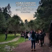 Visitantes durante una expedición guiada en Nanacamilpa